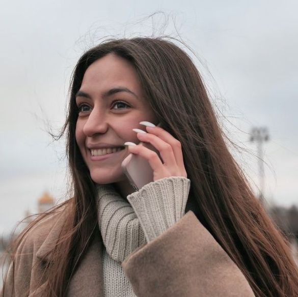 mujer llamando a un taxi por teléfono